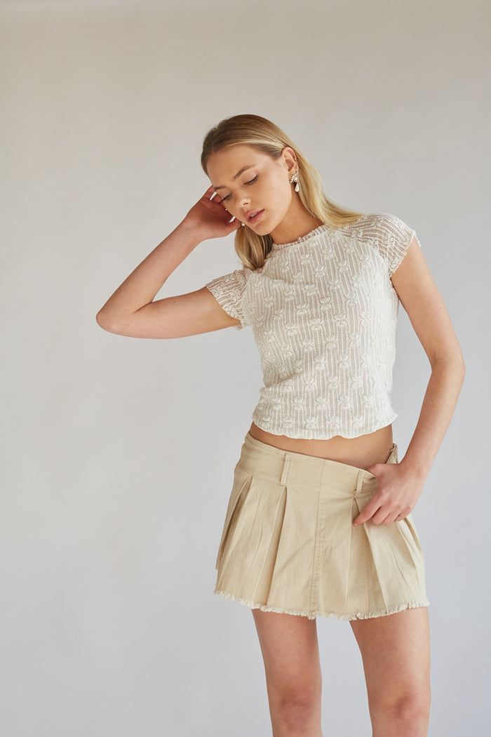 beige pleated mini skirt with belt loops | what to wear for day 2 of sorority rush