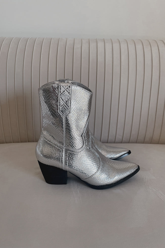 ankle cowboy boots in metallic silver - date nights - girls night out - girls night - Nashville - scottsdale - Tennessee