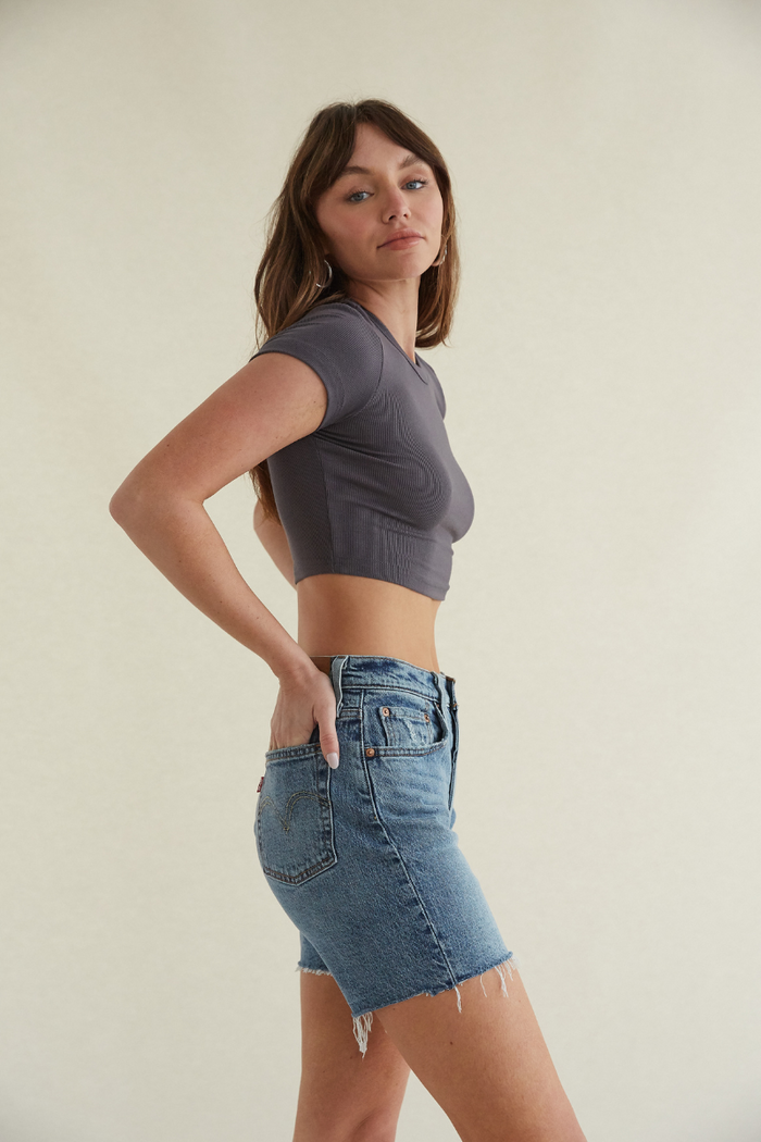 medium wash raw hem denim shorts - levis mid thigh jean shorts