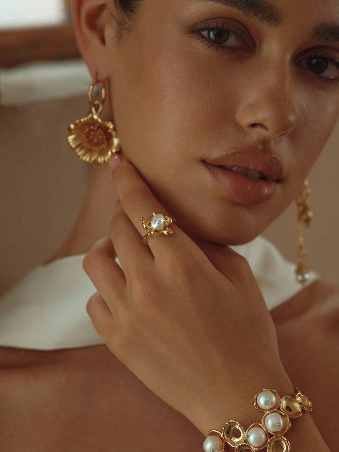 Vintage Pearl Face Ring – Gold Artistic Statement Ring with Sculpted Pearl Design